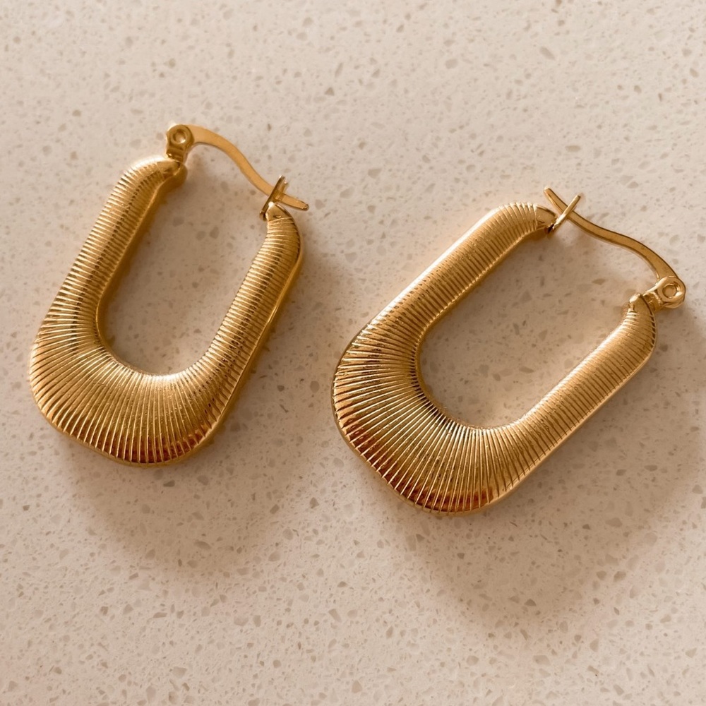 Waterproof chunky threaded U- shaped hoop earrings